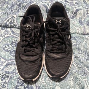 Boys under armour running shoes size 6Y
